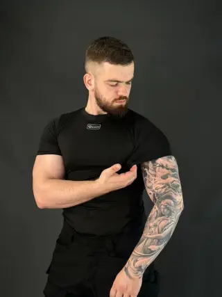 Футболка чорна ESDY
