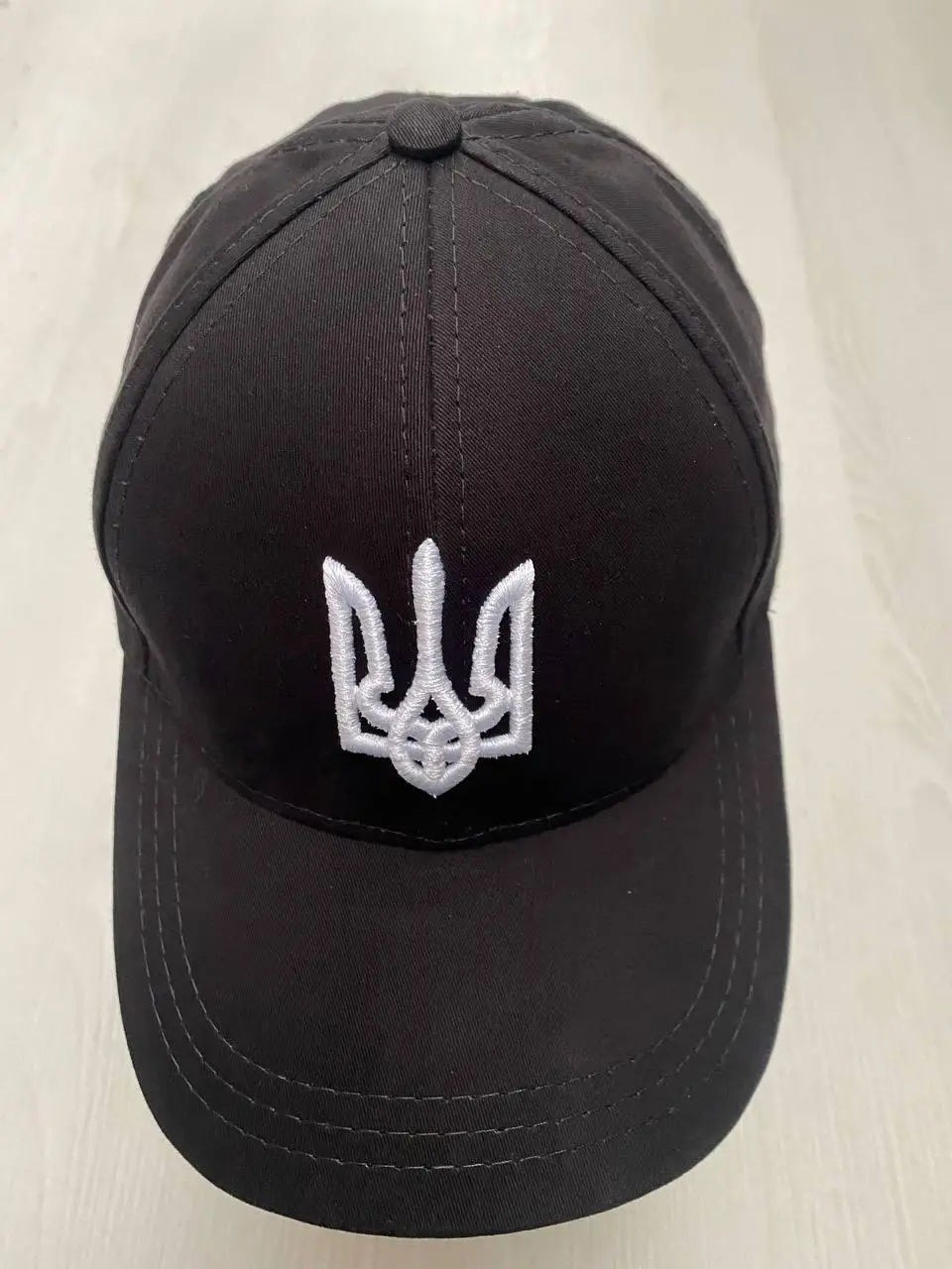Бейсболка чорна з центральною вишивкою