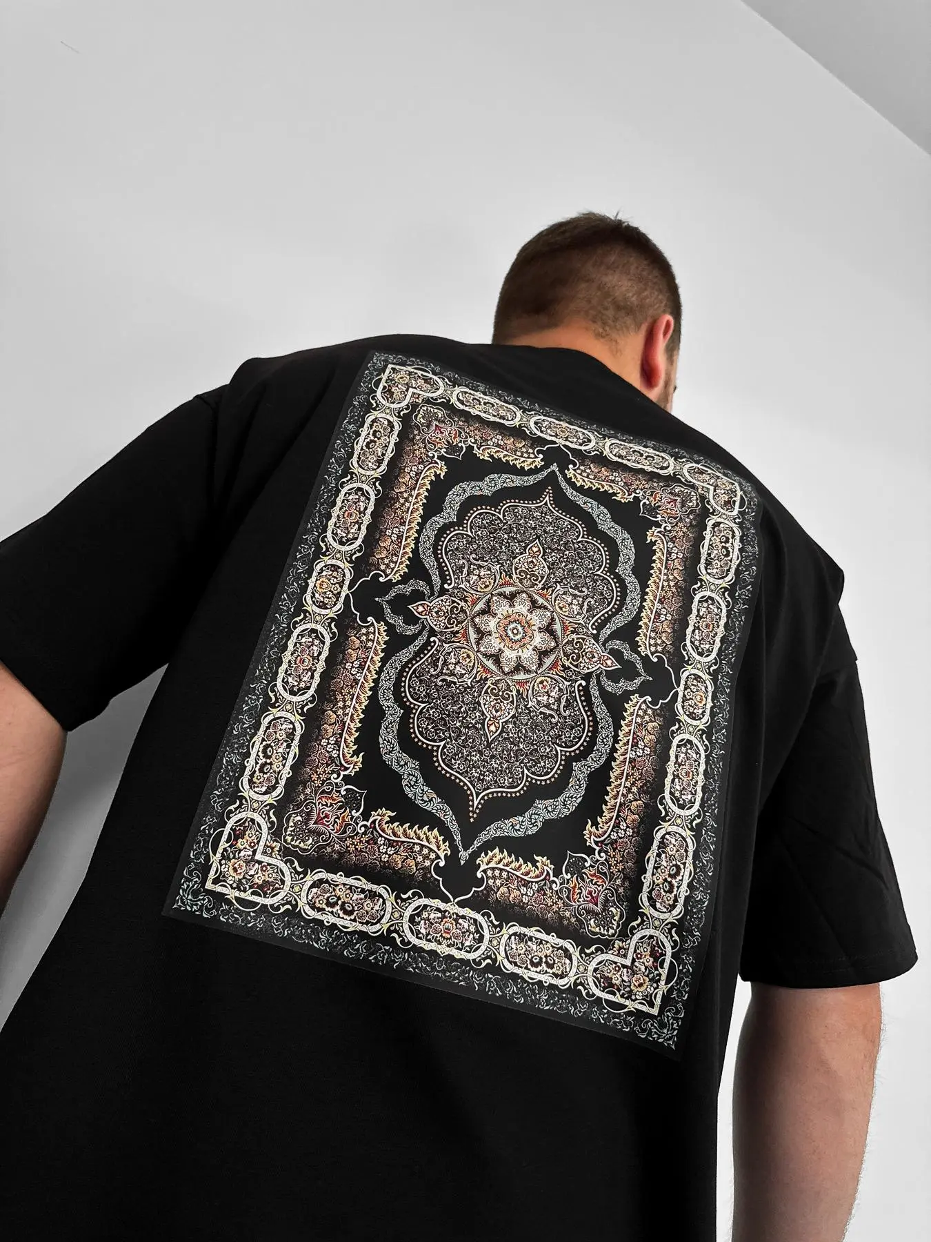 Футболка чорна (carpet3)