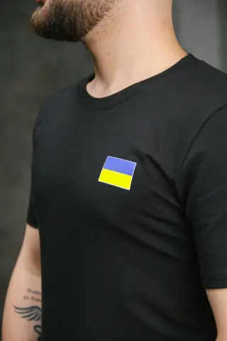 Футболка чоловіча з прапором на грудях Intruder чорна
