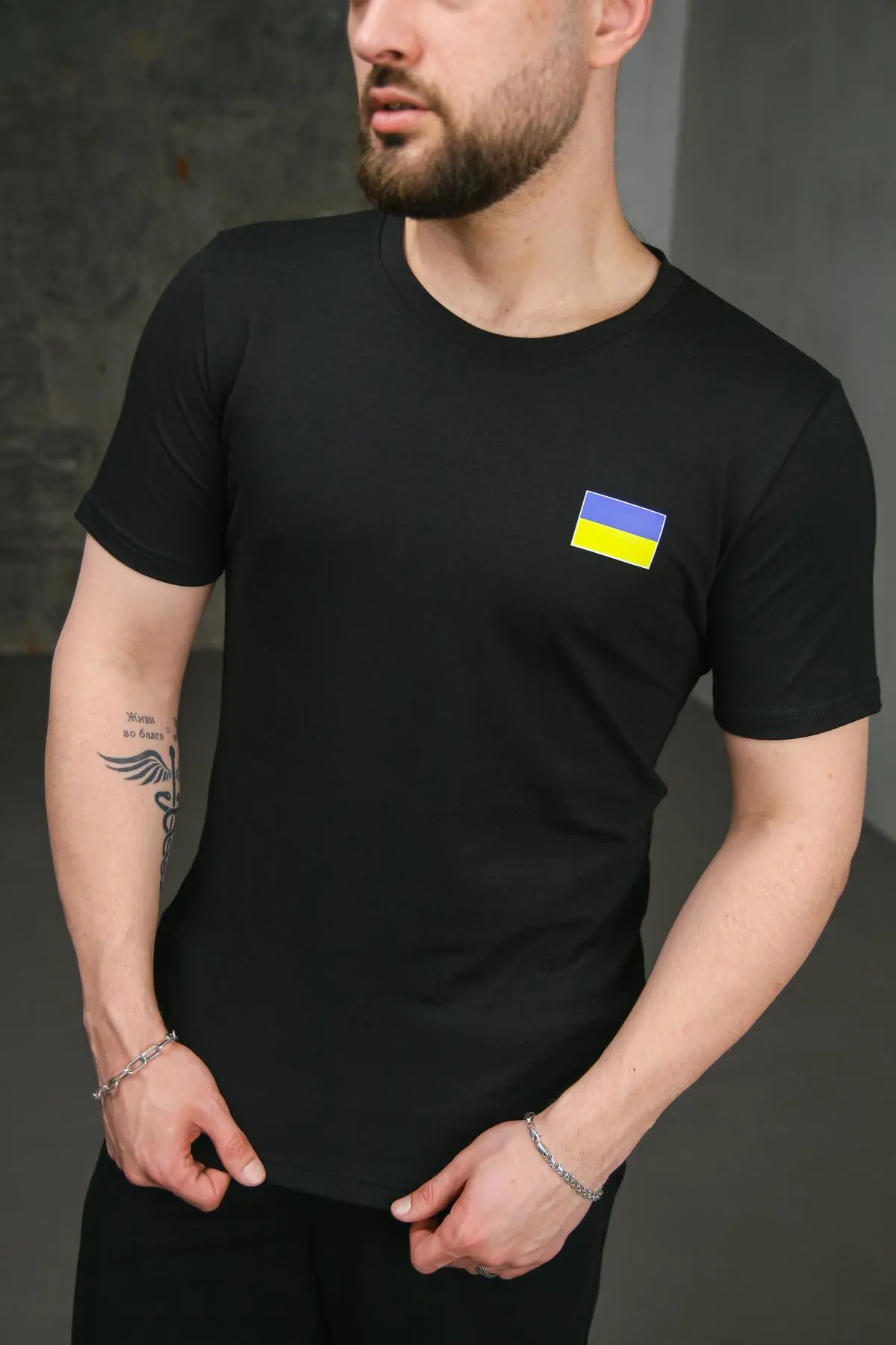 Футболка чоловіча з прапором на грудях Intruder чорна