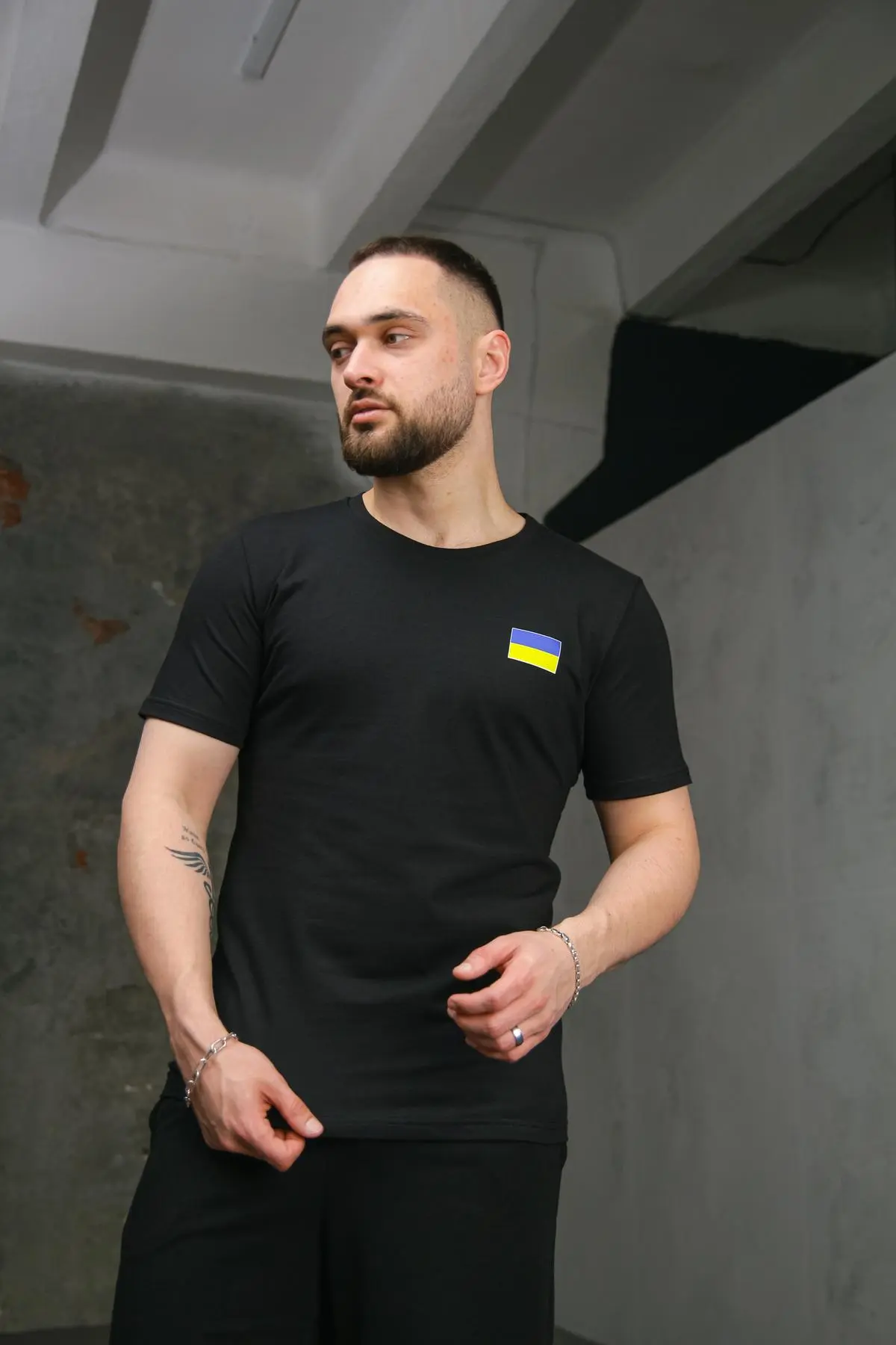 Футболка чоловіча з прапором на грудях Intruder чорна