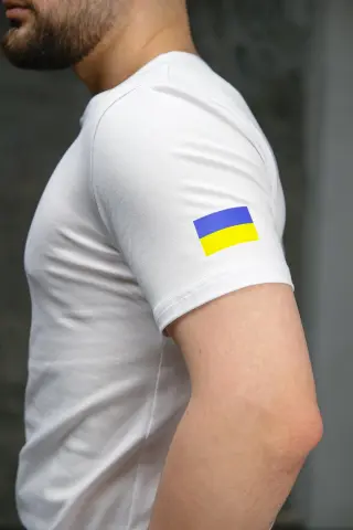 Футболка чоловіча з прапором на плечі Intruder біла