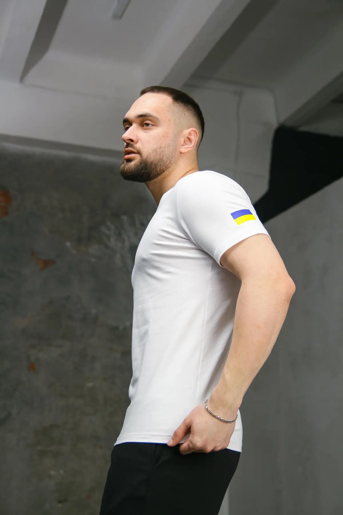 Футболка чоловіча з прапором на плечі Intruder біла