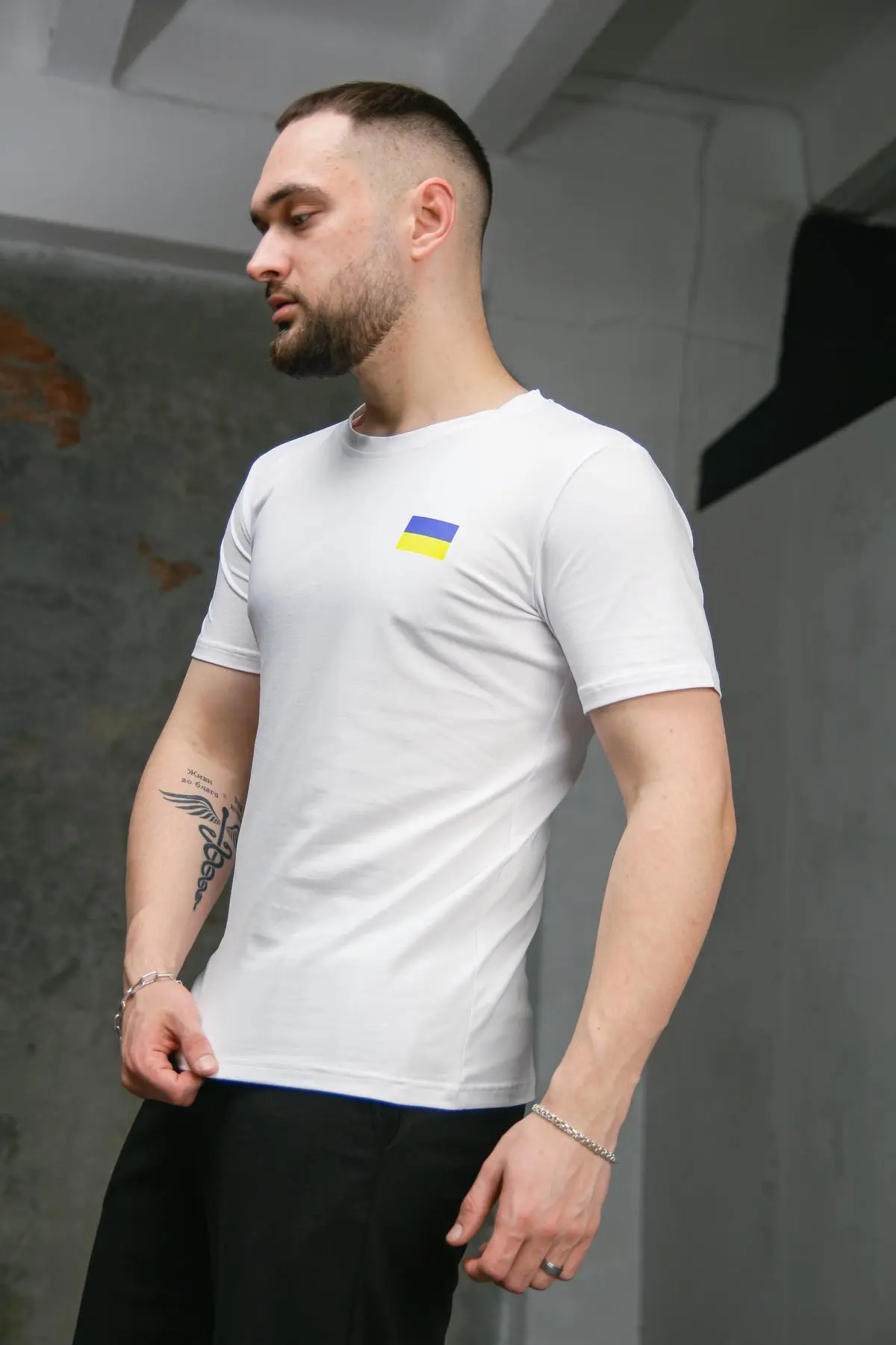 Футболка чоловіча з прапором на грудях Intruder біла