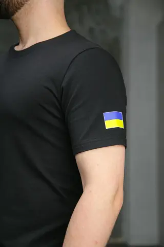 Футболка чоловіча з прапором на плечі Intruder чорна