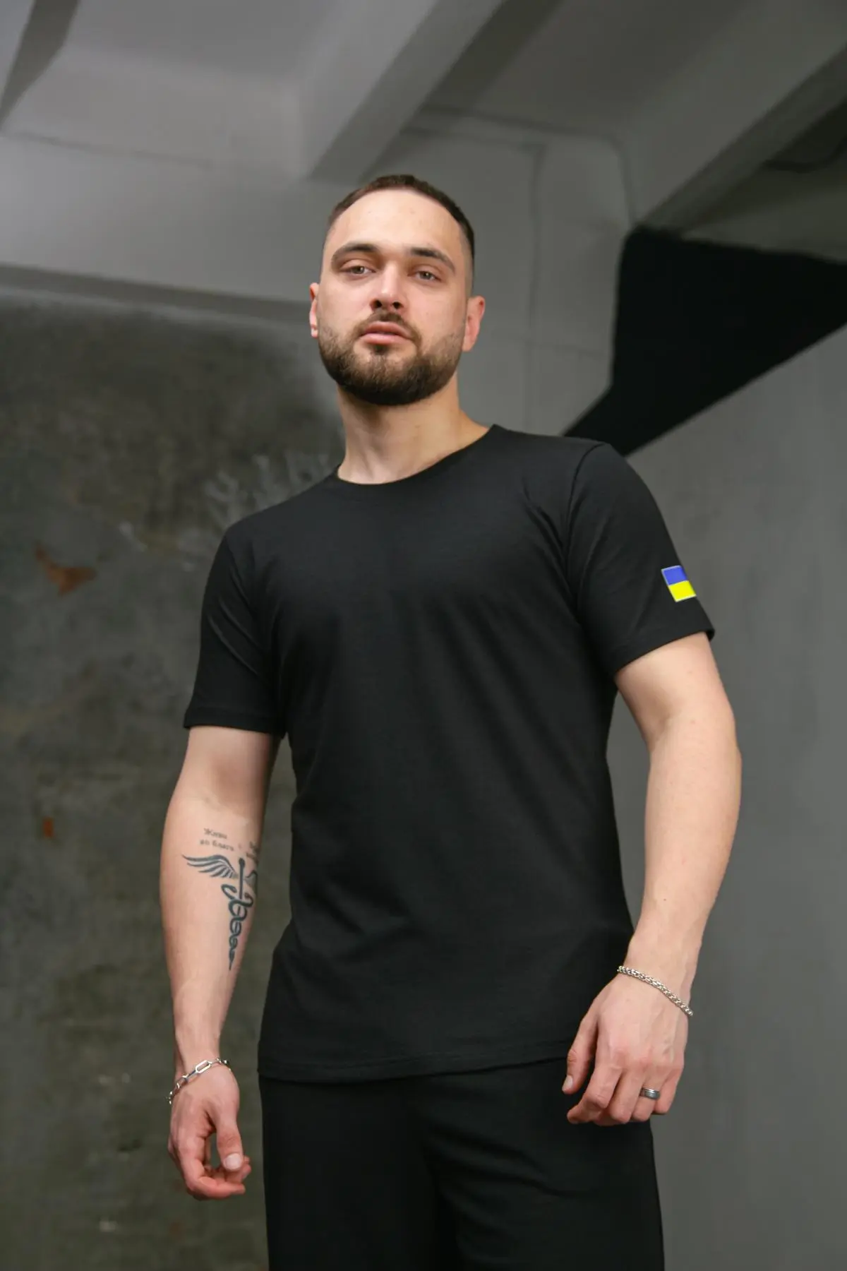 Футболка чоловіча з прапором на плечі Intruder чорна