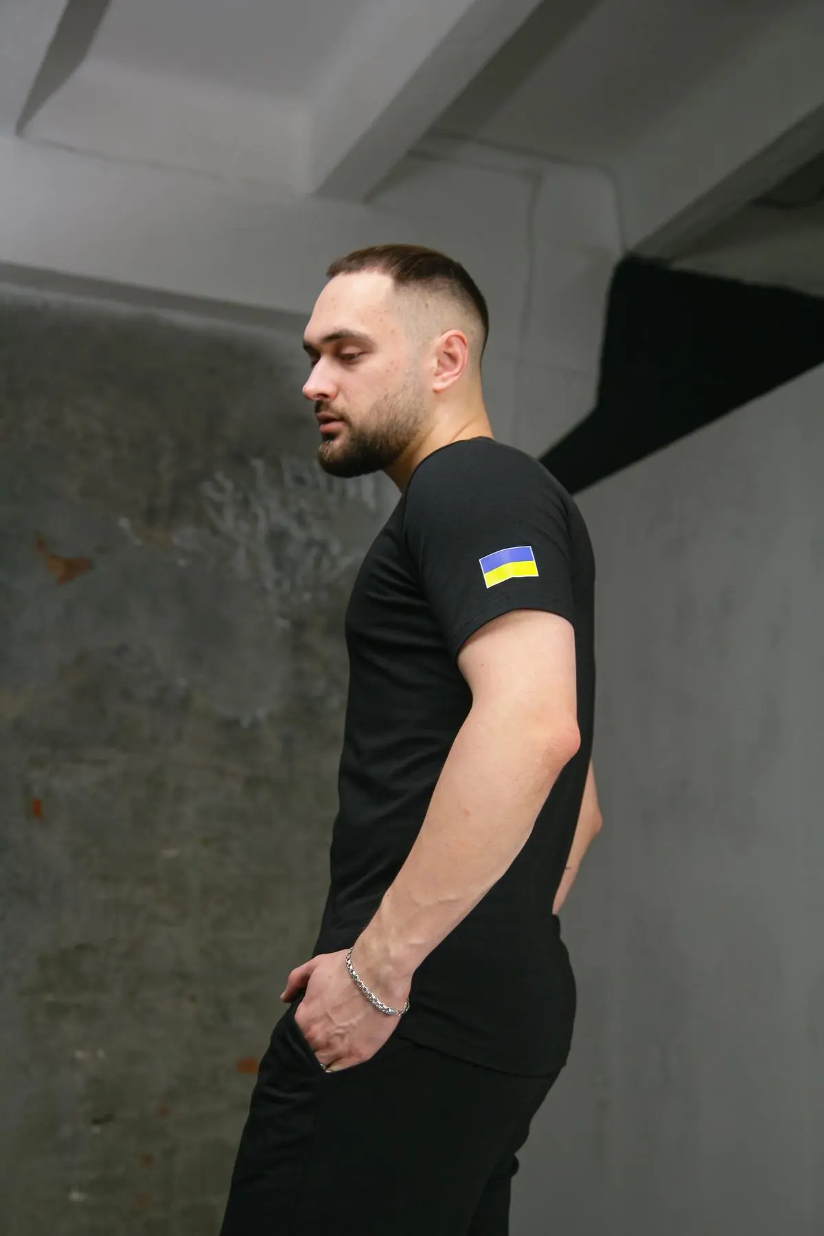 Футболка чоловіча з прапором на плечі Intruder чорна