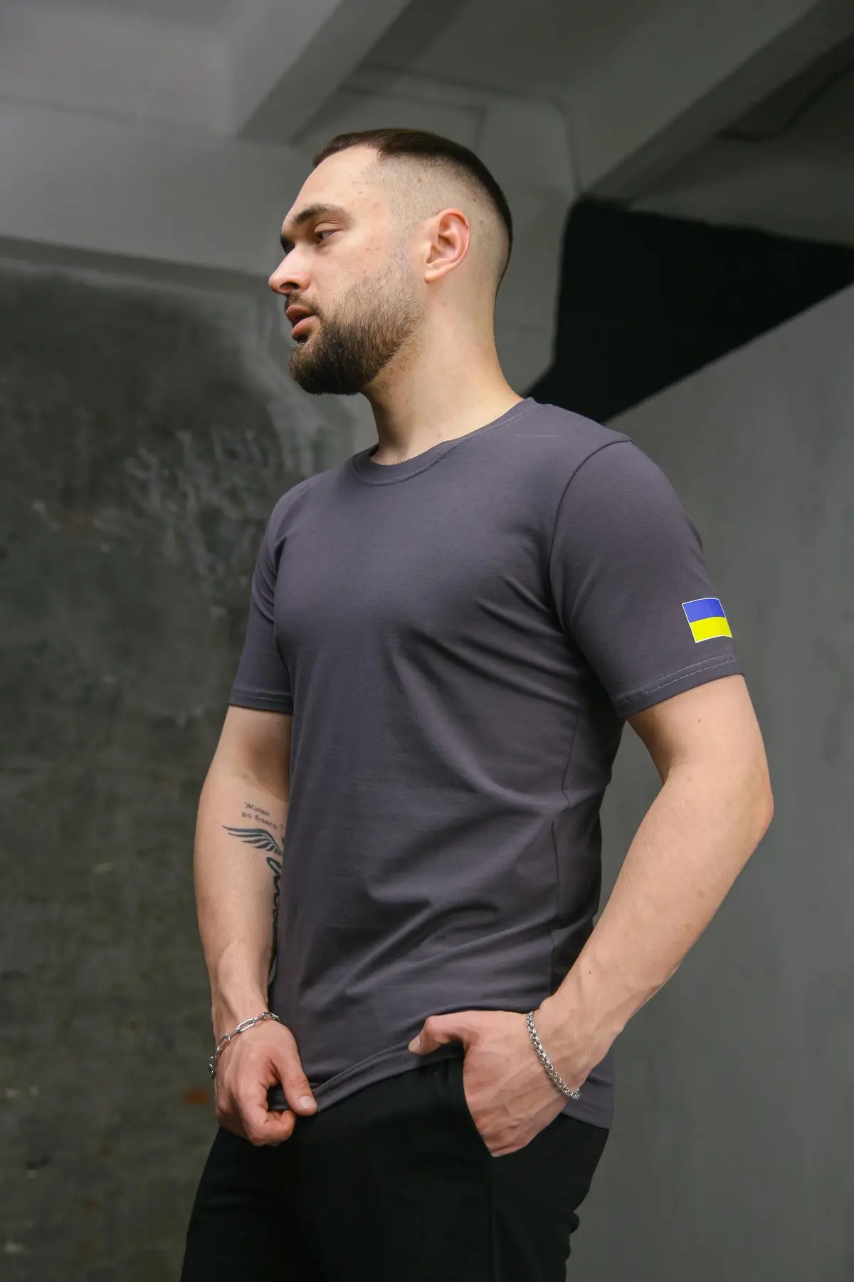 Футболка чоловіча з прапором на плечі Intruder темно-сіра