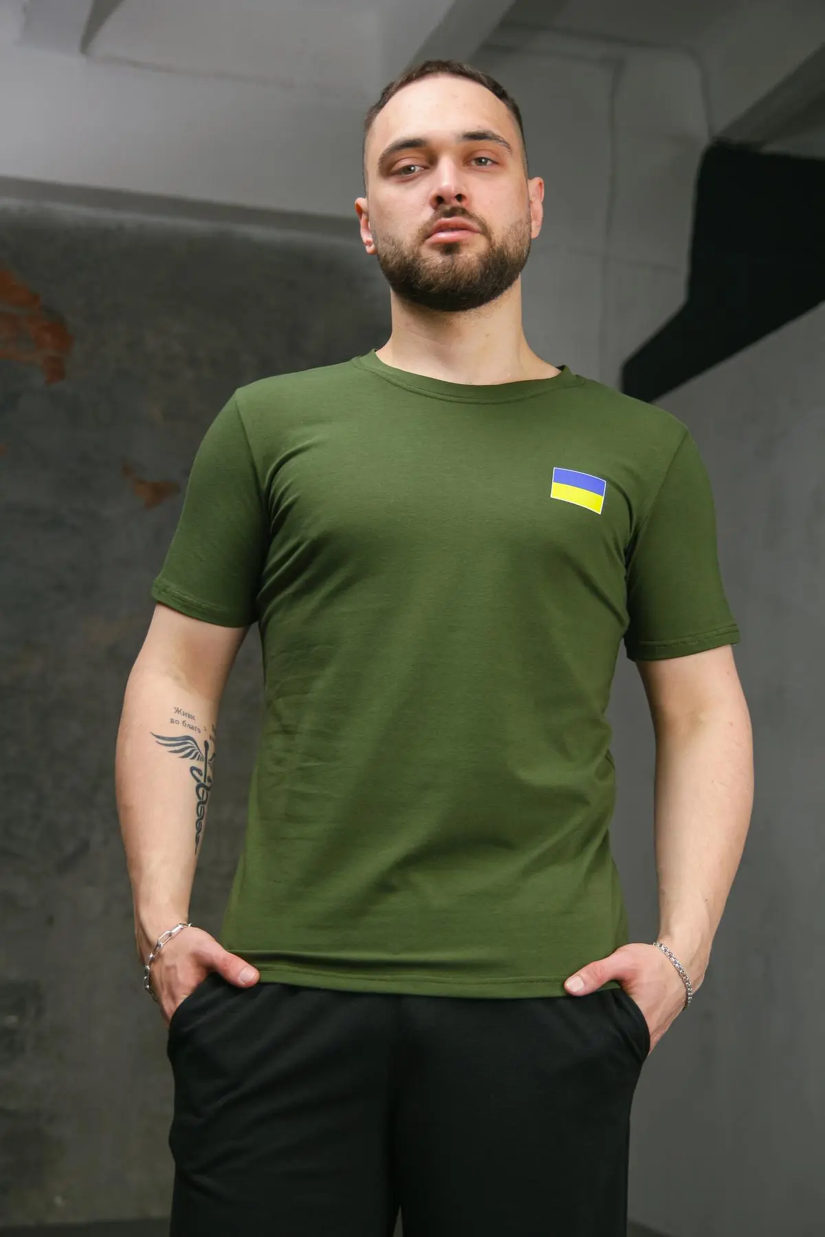 Футболка чоловіча з прапором на грудях Intruder хакі