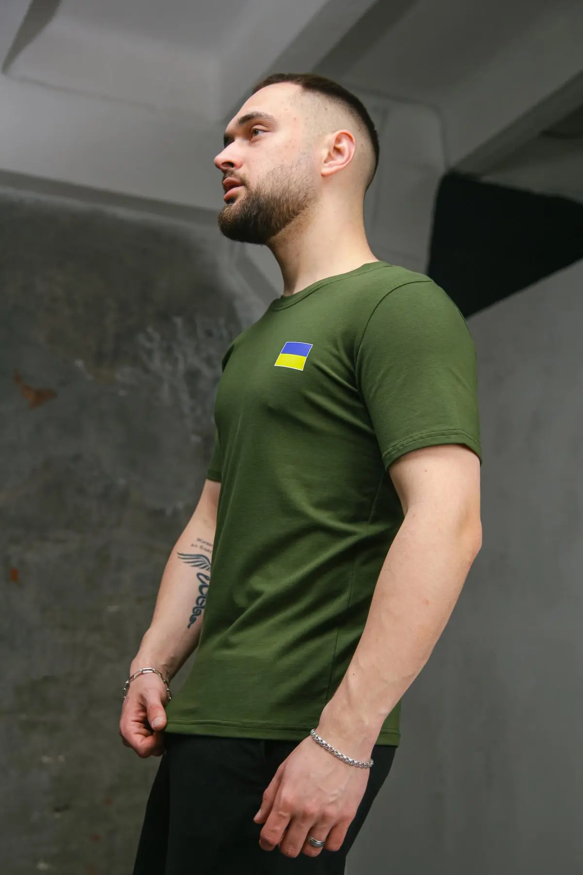 Футболка чоловіча з прапором на грудях Intruder хакі