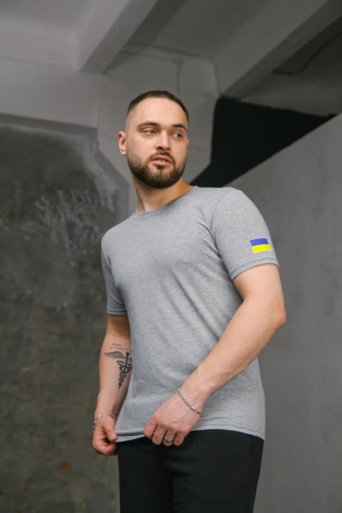 Футболка чоловіча з прапором на плечі Intruder сіра