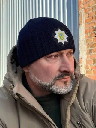 Шапка в'язана з кокардою Поліція Синя