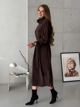 Довга сукня з пояском та високим горлом шоколадна Merlini Ferra