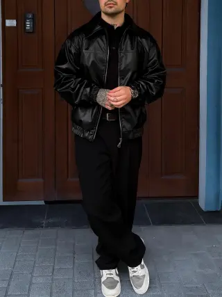 Чорна шкіряна курточка